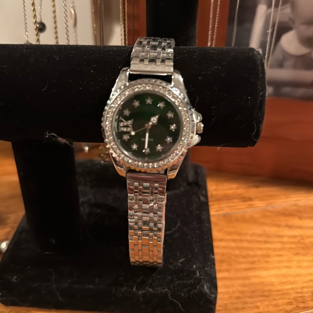 🔥🔥🔥Women’s Quartz Watch with green face.